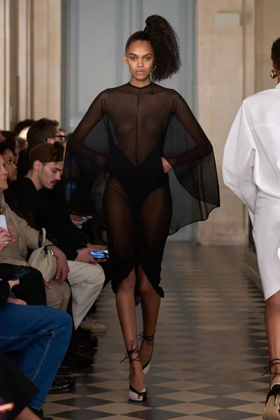 Look 10